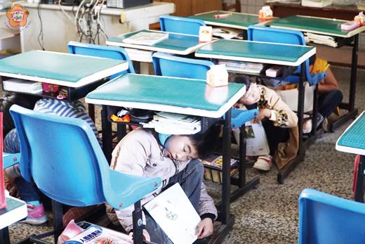   古寧國小複合防災演練，模擬地震狀況，學童避難情況。
（許峻魁攝）