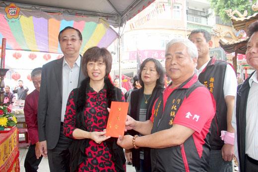   議長洪麗萍率同副議長謝東龍及議職同仁前往金城北鎮廟、烈嶼西方社區北極玄天上帝廟與烈嶼下田真武廟上香祈福敬祭、獻爐敬金，恭祝玄天上帝聖誕千秋。　　（議會提供）