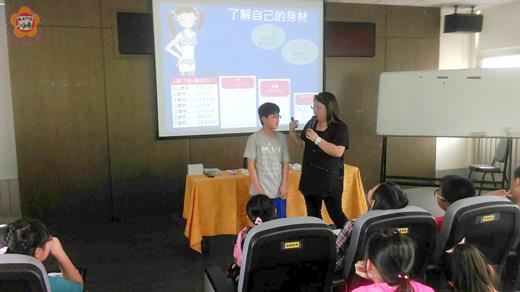   金湖國小舉辦「性教育講座」，教導即將邁入青春期的高年級學生正確的性知識。（金湖國小提供）