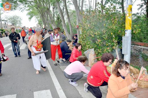 古寧頭北山「鎮東宮」奉祀神祇「玄天上帝」聖誕，村民依神祇指示在村口舉辦隆重路祭。（李金鎗攝）