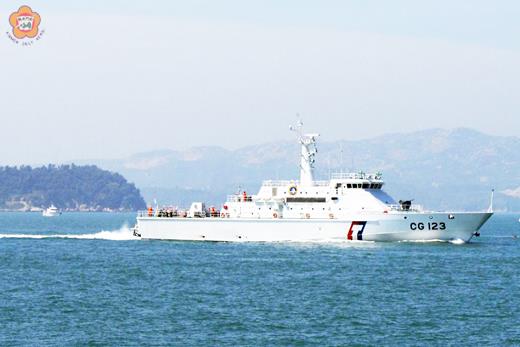   為積極掃蕩大陸籍抽砂船越界抽砂，海巡署巡防總局派遣五百噸級大型巡防艦「金門艦」來金門鎮守。（海巡署提供）