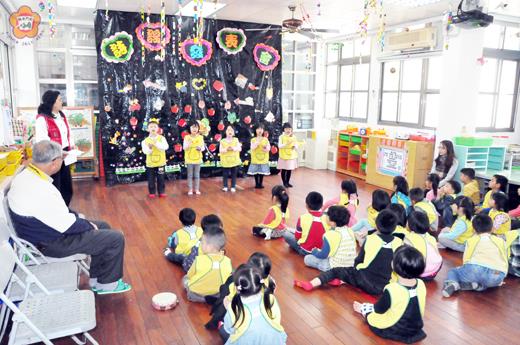   柏村國小幼兒園舉辦「詩謠發表會」，每一位小朋友分組上台表演吟唱童謠和唐詩，現場邀請孩童家長到場參與，氣氛熱鬧。（陳冠霖攝）