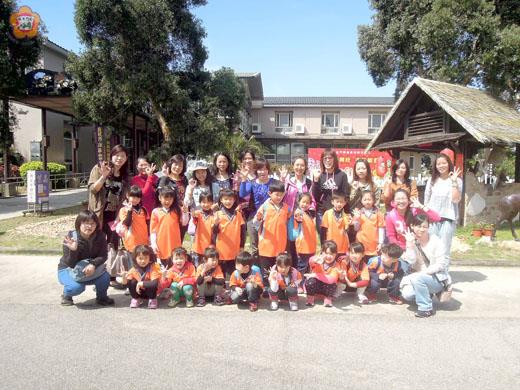   西口國小幼兒園校外教學，讓小朋友前往畜試所了解可愛動物。
（西口國小提供）