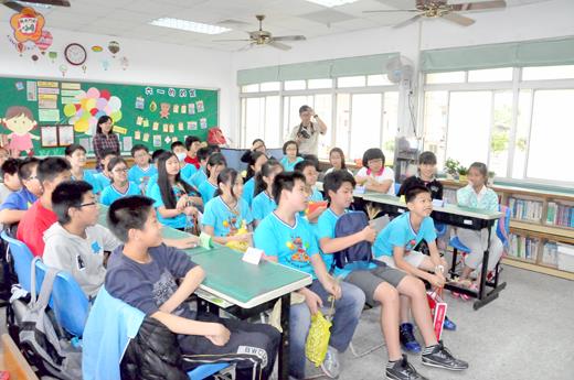 台北市敦化國小17位學生（中間穿藍色校服學生）來到金門安瀾國小（坐外圍的學生）參訪，雙方筆友相見歡。（陳冠霖攝）