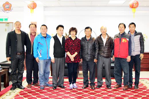 　烈嶼鄉青岐老人會理事長洪萬宗偕同青岐鄉親拜會金門縣議會，議長洪麗萍與議會主管甚表歡迎，並開心合照。
（議會提供）