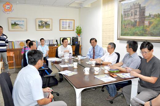 針對「光前溪攔蓄水工程」及「堤北分區淹水改善工程」，縣長陳福海除在縣長室聽取顧問公司所提規劃簡報，會後更在金沙鎮長陳其德等人陪同下進行現場實勘。（翁維智攝）