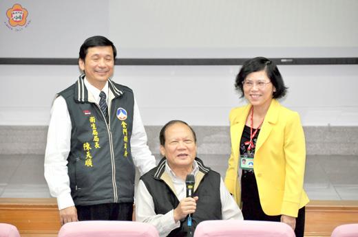 金門縣衛生局104年度心理衛生專業人員教育訓練日昨舉行，並特別請來復興空難倖存者之一的劉兆輝醫師現身說法。
（李增汪攝）