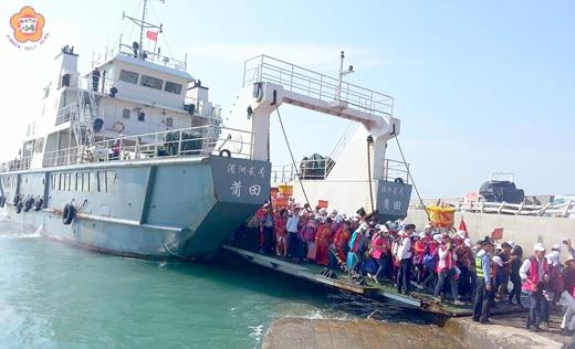 金門縣媽祖文化交流團搭乘湄洲貳號渡輪過海到湄洲島，團員抬著輦轎緩緩下船的盛況。
（烈嶼鄉民洪萬福提供）