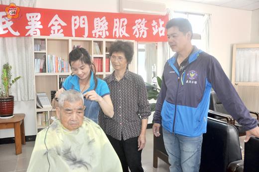 　 新住民賓永花向移民署提出「彩虹浯島樂銀髮」的築夢計畫，賓永花「過海」烈嶼鄉，為社區老人義剪理髮，也感受到鄉民的熱情。
（許加泰攝）