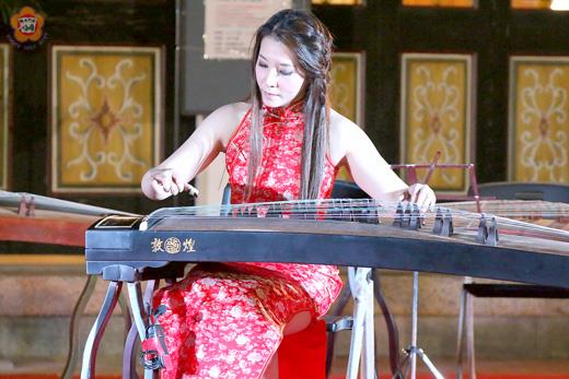 《浯江書院三部曲》一連三天假浯江書院舉辦，臺灣知名青年古箏演奏家洪敏瑜也獲邀到場獻藝。（陳麗妤攝）