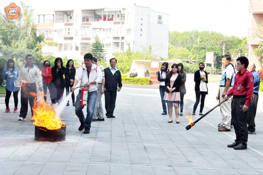 縣議會辦理消防演練，議會職員工在消防局金城分隊派員到場講解與指導下，充實消防救生常識，並進行油盤滅火實作，熟練消防設備使用方式。（莊煥寧攝）