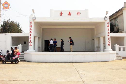 金寧鄉盤山村鎮西文康營區的戲院是否拆除或保留？議員陳滄江邀集相關單位與社區代表到場會勘。（陳滄江議員服務處提供）