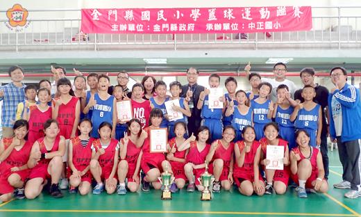   何浦國小睽違十多年再重返女籃賽場，男女皆獲亞軍，賽後開心合影留念。（陳麗妤攝）
