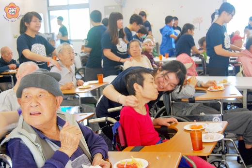 金大社會工作系學生，前往「松柏園老人長照中心」服務學習，學生為長者按摩並陪伴他們聊天，讓松柏園的長輩也能享受親情般的孝心。（許加泰攝）