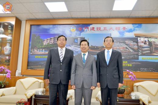 金門高分檢署檢察長邢泰釗、金門地檢署檢察長黃和村雙雙榮調，縣長陳福海昨特別頒授榮譽縣民證。（翁維智攝）