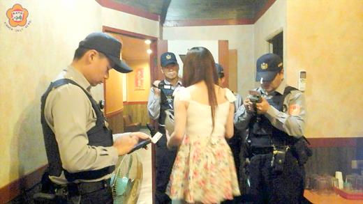 縣警局動員警力前往KTV、酒店等場所加強臨檢勤務。（縣警局提供）