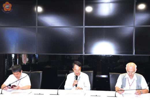 農委會防檢局昨召開專家會議,針對金門縣政府爭取熟製及加工肉品銷台解禁所作的決議,縣府建設處長翁自保昨特別召開記者會,向鄉親說明。(翁維智攝)