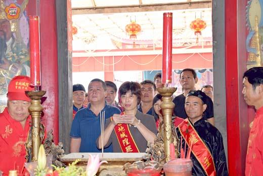 慶祝古地城隍六百二十八週年聖誕千秋，議長洪麗萍昨率隊前往上香。（議會提供）