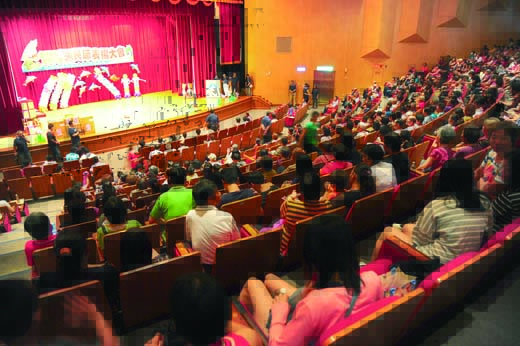 由金門縣政府指導、金門區漁會主辦的金門地區慶祝104年漁民節活動昨日於社會福利館盛大登場，數百名漁會成員熱情與會，府會首長更是共襄盛舉，共同與地區漁民歡慶佳節。（董森堡攝）