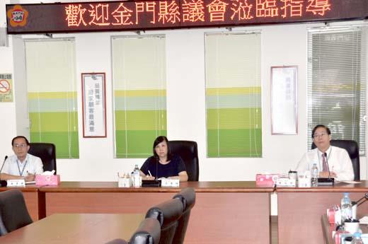 第二審查委員會召集人唐麗輝偕同議員前往金酒公司聽取業務簡報,了解公司的酒糟處理現況及未來因應方案。(莊煥寧攝)