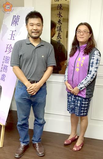 在議員陳玉珍(右)誠邀下,學經歷豐富的郭彥良醫師(左)來金擔任金健康健檢中心主治醫師,以專業、親切的服務為鄉親健檢把關。(莊煥寧攝)