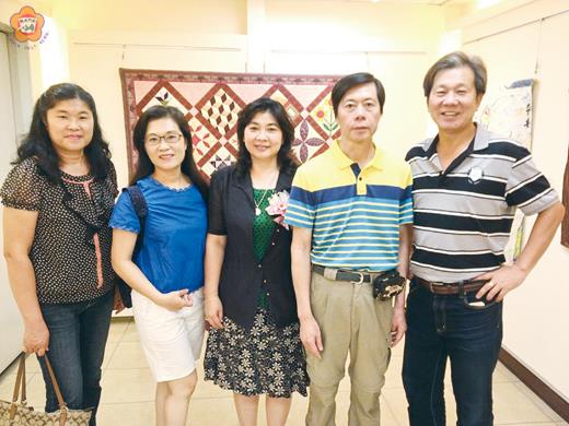   陳秀月在府城創作展中與金門同學相見歡，左起分別為押花老師吳昭鑾、中華民國金門西園旅台公共事務協會活動組長鄭夢蓮、陳秀月老師、臺南市浯江金門同鄉會常務監事梁順榮、臺南市浯江金門同鄉會理事長蔡忠盼。（臺南市浯江金門同鄉會提供）