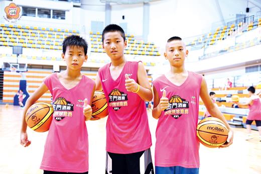 何浦國小籃球隊中鋒袁睿（中）、後衛何宥慶（右）、何翔威（左）獲選「2015金門酒廠學校籃球推廣活動」明日之星。（董森堡攝）