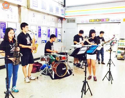   東海大學爵士樂社，去年完成全台火車站巡演壯舉，今天起在金門演出實踐他（她）們的音樂夢想，歡迎鄉親到場同樂。（圖由東海大學爵士樂社提供）