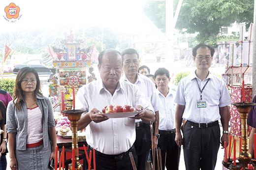 后宅九天玄女廟做醮酬神,烈嶼鄉長洪成發帶領團隊敬祭,祈求神威護佑地方的安寧。(許加泰攝)