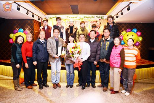 金城鎮公所舉辦婦女節表揚活動，昨日晚間由縣長李沃士、鎮長石兆瑉頒獎表揚東門里楊愛玉等十名模範婦女。（董森堡)