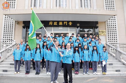   103年全國中等學校運動會四月十九日至二十四日在桃園縣舉辦六天，金門縣代表隊一行昨日上午也由縣長李沃士授旗後，搭機赴台準備參賽。（李增汪攝）