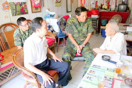 金門防衛指揮部指揮官湯家坤昨日在政戰主任蔡承棟及金門縣榮民服務處李鐵和處長等人的陪同下，特別探慰防區榮民田萬清。（金防部提供）