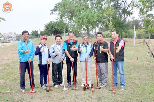   金城盃木球錦標賽昨假莒光湖公園木球場舉辦，由副縣長吳友欽等人共同主持開球儀式為球賽揭開序幕。（李金鎗攝）
