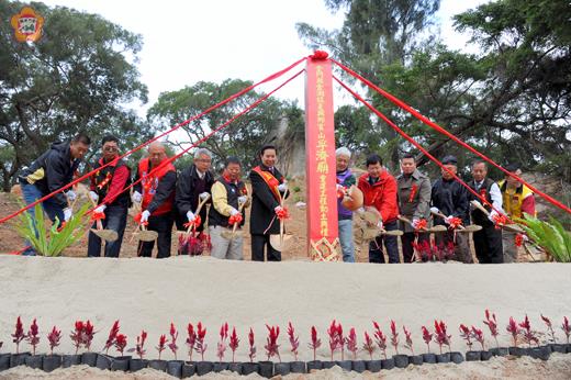 位於金湖鎮夏興村的宮山孚濟廟早年因國軍進駐而遭拆毀,孚濟廟重建委員會並於昨天正式舉行動土典禮,宣誓恢復古廟舊觀的決心。
(董森堡攝)