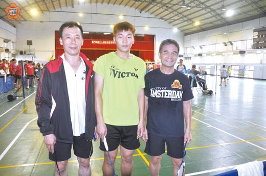 古寧頭子弟李洋(居中)是國內男子甲組「羽球」球員,返鄉參加「金羽盃」社會組團體賽。(李金鎗攝)