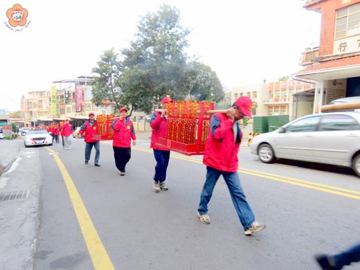後沙許氏家廟昨日先行舉行迎主、迎匾遶街遊境暨點主入龕、升匾活動。（李金鎗攝）