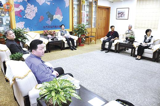 金門縣長陳福海昨聽取文化局跨年晚會活動簡報,希望表演豐富亮眼,也看到不一樣的金門!(楊水詠攝)