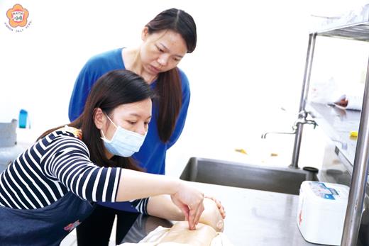   保母人員考照加強班，學習寶寶急救。（許峻魁攝）