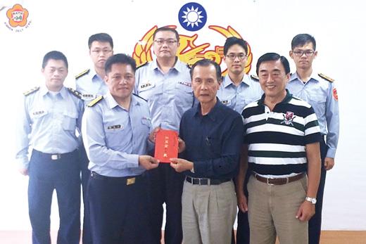   由聯勤總司令部政戰主任退役的黃南東中將組成的將校敬軍團昨天再前往金門岸巡總隊拜會，並向近日來執行海上勤務的隊員們送上加菜金，黃南東也期許岸巡隊成為「媽祖婆」。（金門岸巡隊提供）