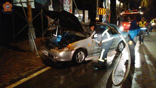   環島西路金大路口前晚發生火燒車事件，所幸無人傷亡。（民眾提供）