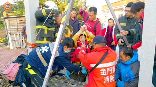 金寧鄉湖下一位婦人不慎跌落10米深水井，金寧消防分隊火速趕抵現場救援，將飽受驚嚇的婦人救起送醫。（消防局提供）