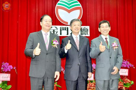 金酒公司原任總經理陳永明(左一)升任董事長,新任總經理則由車正國(右一)接掌。(李金鎗攝)