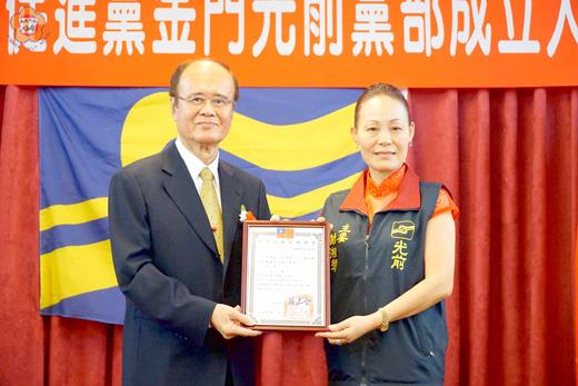 中華統一促進黨光前黨部昨成立,謝湘蓉接下主委證書。(許峻魁攝)