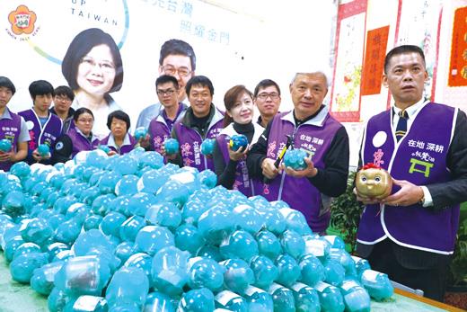 號召小豬回娘家,蔡英文、陳滄江聯合競選總部,昨收到近七百隻的小豬。(許峻魁攝)