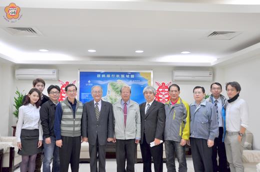 福建高等法院金門分院院長吳昭瑩(左五)帶領司法同仁拜訪烈嶼鄉長洪成發(左六),感謝支持離島司法業務工作。(許加泰攝)