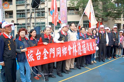 旅台金門同鄉會一行100餘人昨分別前往林國春、張慶忠及林德福等3人競選總部加油打氣,一致期望三人都能高票當選立委。(台北市金門同鄉會提供)
