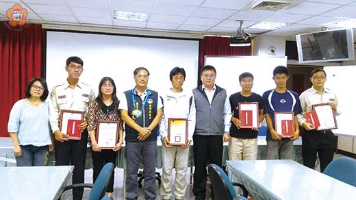   替代役研習活動，會中表揚績優人員與役男，獲表揚者合影。（校外會提供）