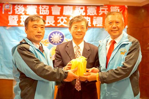 金門縣後備憲兵協會昨舉行交接，由林德恭（中）監交，楊應雄（右）將印信交給新任理事長李錫瑜（左）。（許峻魁攝）