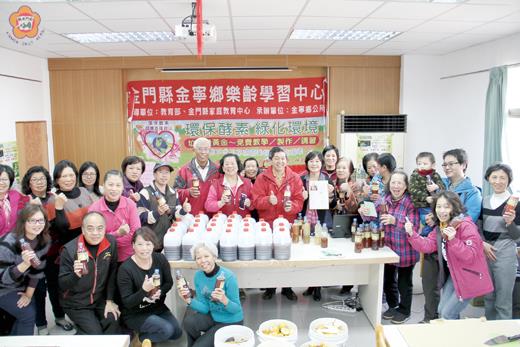 金寧鄉樂齡學習中心昨日假金寧鄉圖書館舉辦「環保酵素DIY製作活動」,邀請講師介紹環保酵素的由來、功用、指導製作方法。(李金鎗攝)