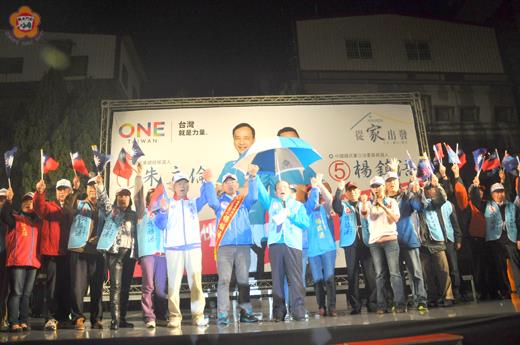國民黨金門縣黨部前廣場舉辦選前之夜造勢晚會，國民黨前副主席蔣孝嚴等人到場相挺，現場凍蒜聲不絕於耳。（李金鎗攝）